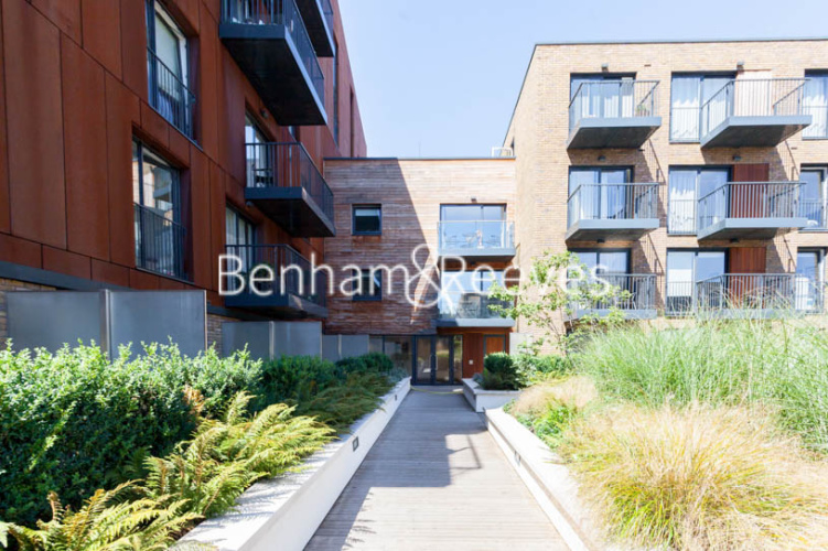 2  bedrooms flat to rent in Royal Victoria Gardens, Whiting Way, SE16-image 7