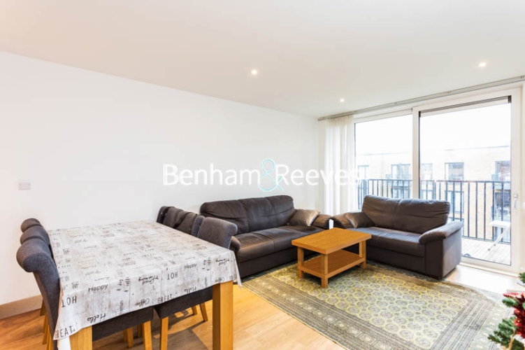 3 bedroom(s) flat to rent in Whiting Way, Surrey Quays, SE16, London