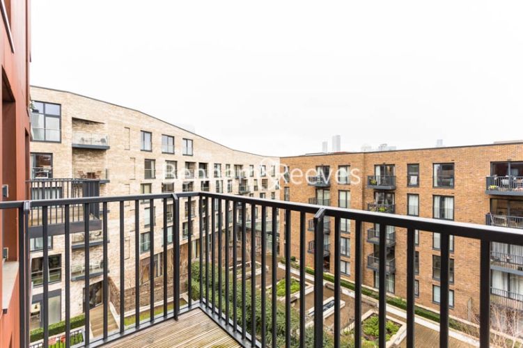 3 bedroom(s) flat to rent in Whiting Way, Surrey Quays, SE16, London