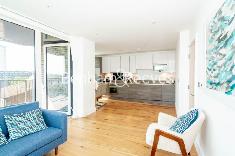 1 bedroom flat to rent in Gullivers Walk, Surrey Quays, SE8-image 2