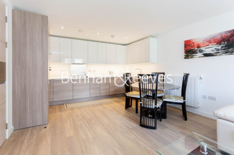 3 bedrooms flat to rent in Mary Rose Square, Marine Wharf, SE16-image 3