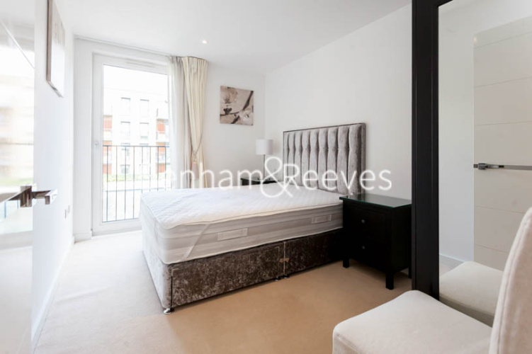 3 bedrooms flat to rent in Mary Rose Square, Marine Wharf, SE16-image 4