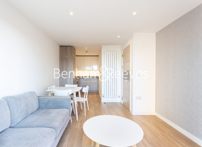 1 bedroom flat to rent in Whiting Way, Surrey Quays, SE16-image 1