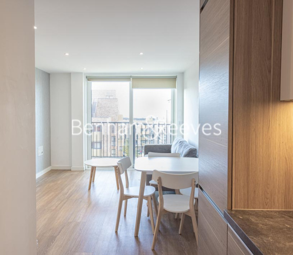 1  bedroom flat to rent in Whiting Way, Surrey Quays, SE16-image 3