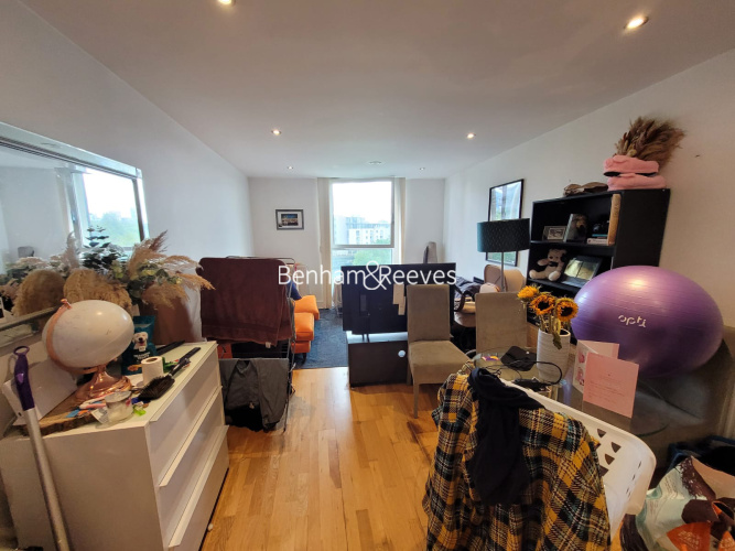 1 bedroom flat to rent in Seager Place, Surrey Quays, SE8-image 1