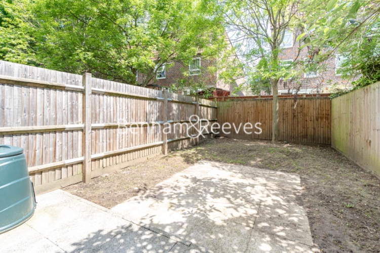 4  bedrooms flat to rent in Mary Rose Square, Surrey Quays, SE16-image 5