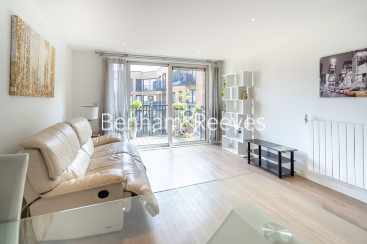 3  bedrooms flat to rent in Navigation House, Whiting Way, SE16-image 1