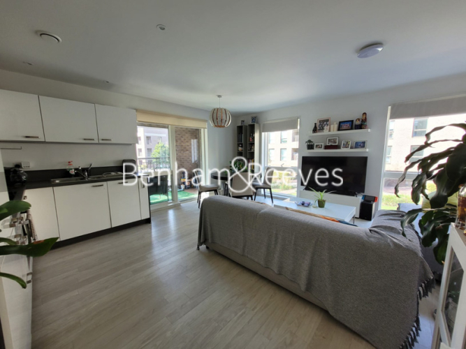 2  bedrooms flat to rent in Westmead Court, Adenmore Road, SE6-image 2