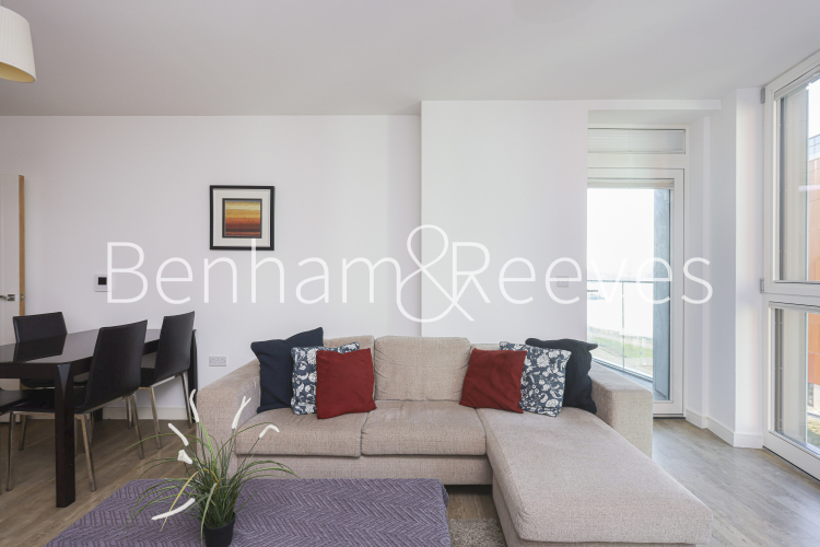 1 bedroom flat to rent in Cable Walk, Surrey Quays, SE10-image 1
