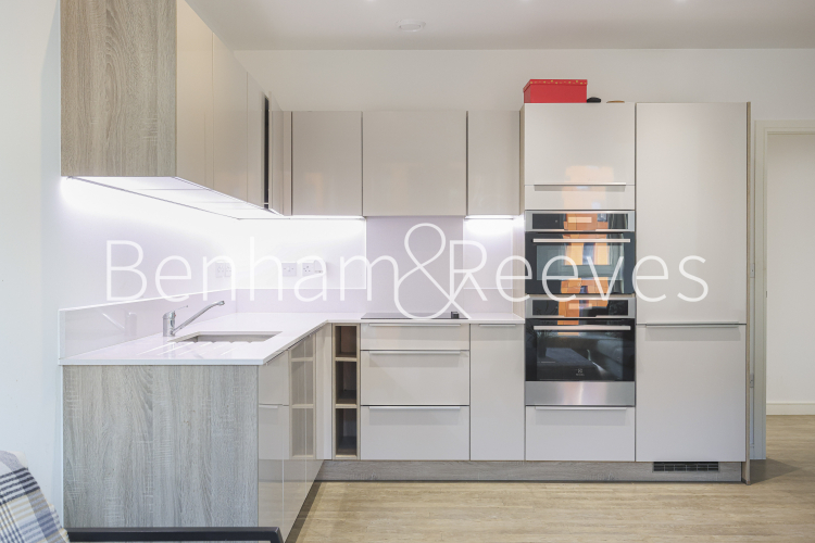 1 bedroom flat to rent in Cable Walk, Surrey Quays, SE10-image 2