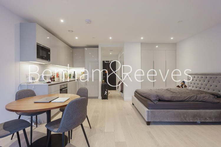 Studio flat to rent in Hurlock Heights, Deacon Street, SE17-image 3