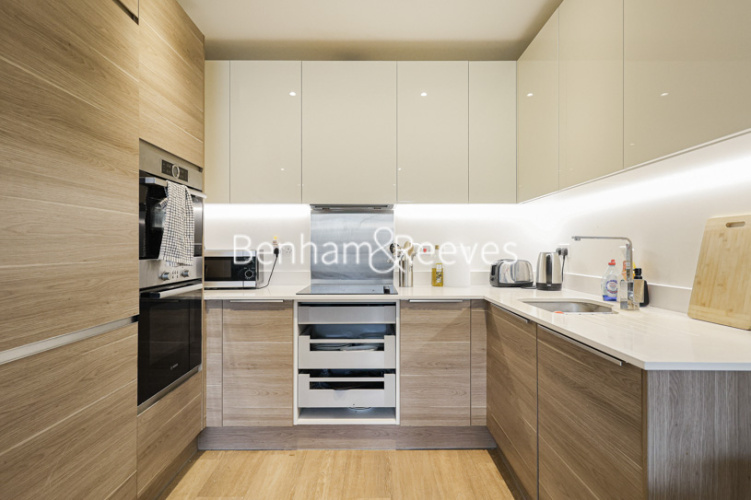 3  bedrooms flat to rent in Endeavour House, Surrey Quays, SE16-image 2