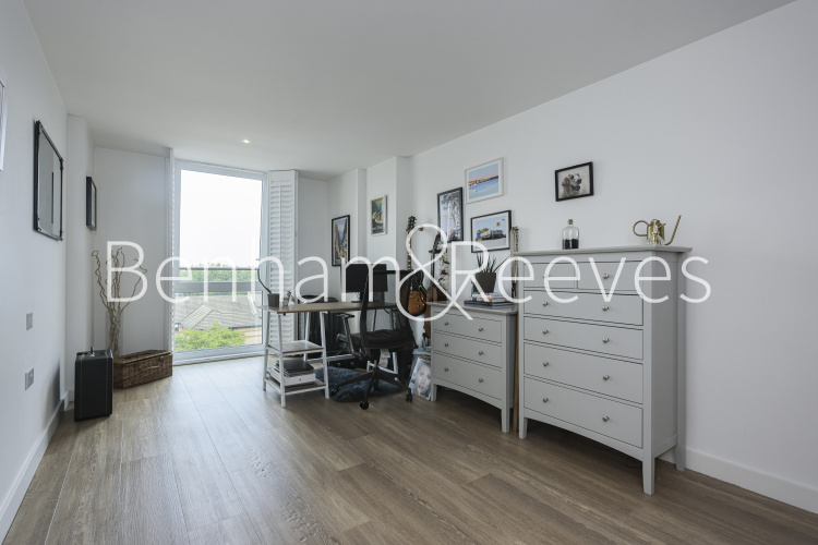 3  bedrooms flat to rent in Marine Wharf, Surrey Quays SE16-image 1