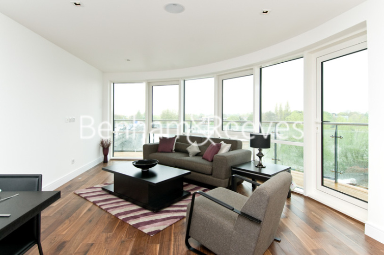 3  bedrooms flat to rent in Kew Bridge Road, Brentford, TW8-image 1