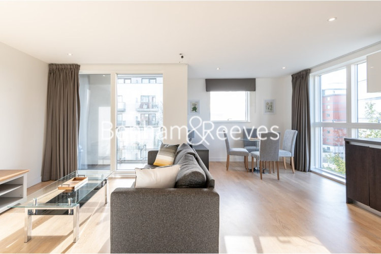 1 bedroom flat to rent in Pump House Crescent, Brentford, TW8-image 1