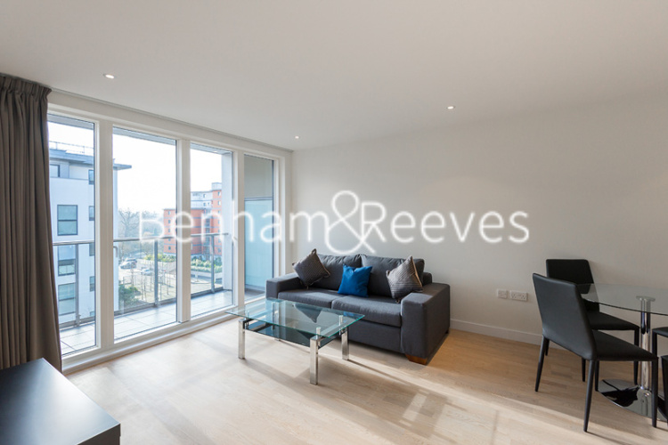 1  bedroom flat to rent in Pump House Crescent, Brentford, TW8-image 1
