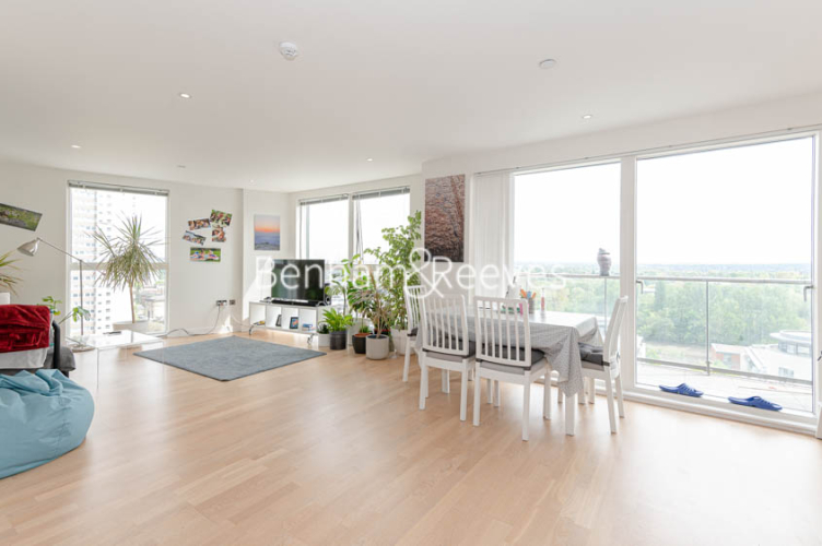 3  bedrooms flat to rent in Pump House Crescent, Brentford, TW8-image 1