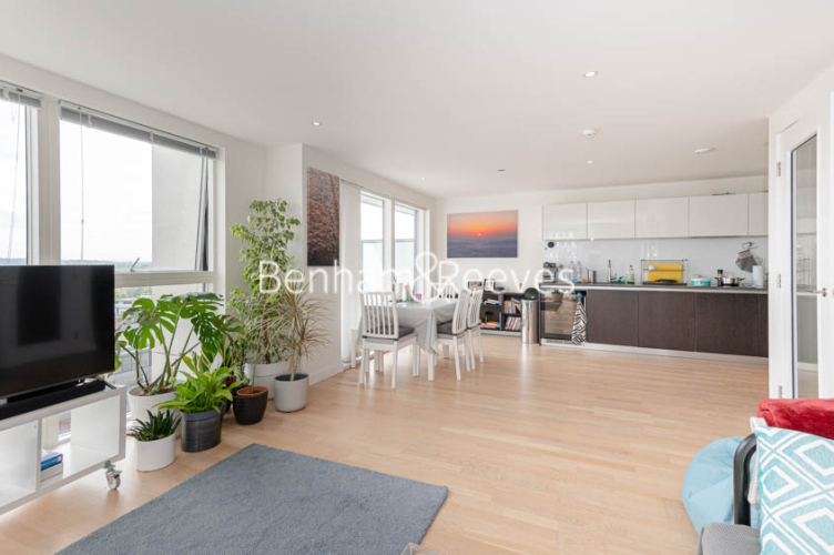 3 bedrooms flat to rent in Pump House Crescent, Brentford, TW8-image 2