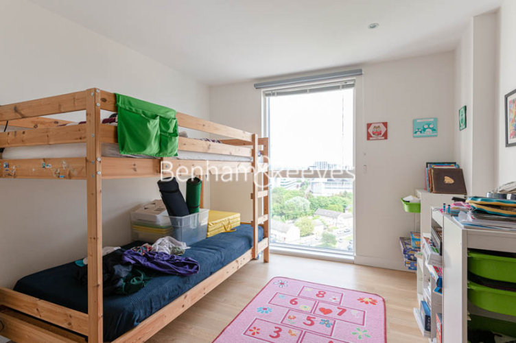 3  bedrooms flat to rent in Pump House Crescent, Brentford, TW8-image 14