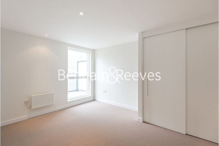 2 bedrooms flat to rent in Pump House Crescent, Brentford, TW8-image 3