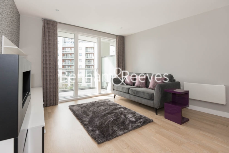 1 bedroom flat to rent in Pump House Crescent, Brentford, TW8-image 1