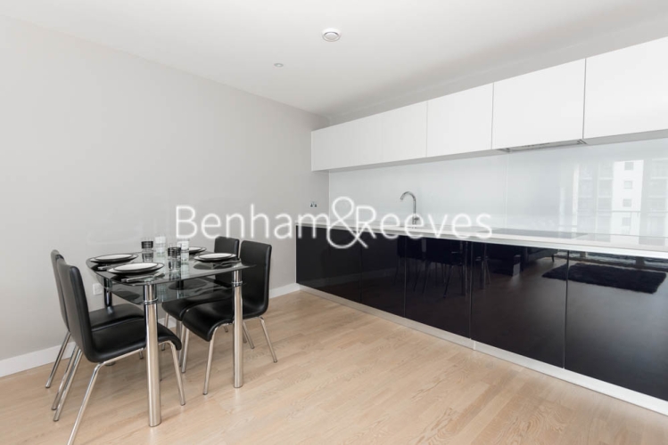 1  bedroom flat to rent in Pump House Crescent, Brentford, TW8-image 2
