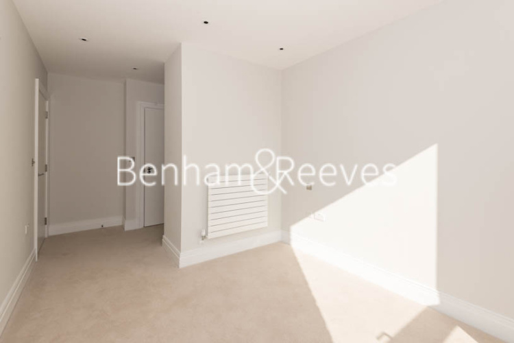 3 bedrooms flat to rent in QueenshurstSquare, Kingston Upon Thames, KT2-image 8