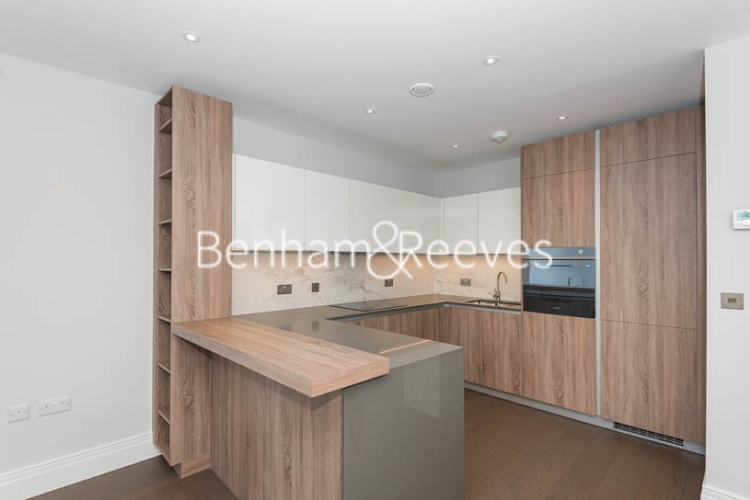 2 bedroom(s) flat to rent in QueenshurstSquare, Kingston Upon Thames