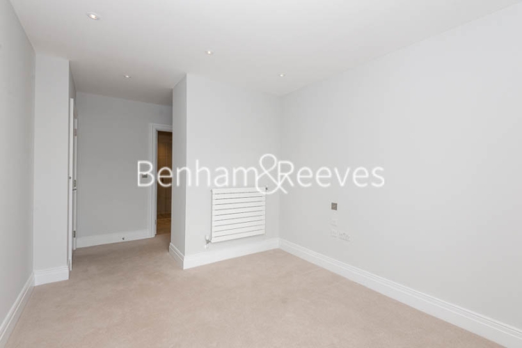 2 bedroom(s) flat to rent in QueenshurstSquare, Kingston Upon Thames