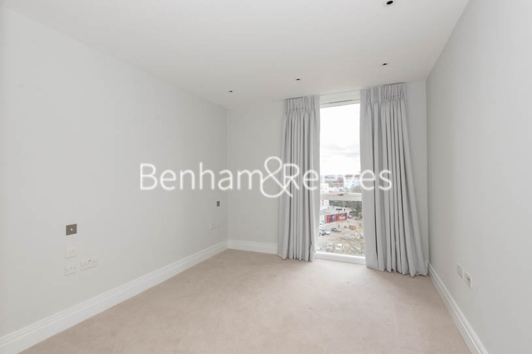 2 bedroom(s) flat to rent in QueenshurstSquare, Kingston Upon Thames