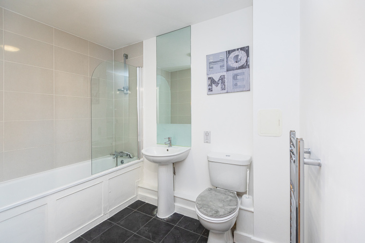 2 bedrooms flat to rent in Bellevue Court, Hounslow, TW3-image 5