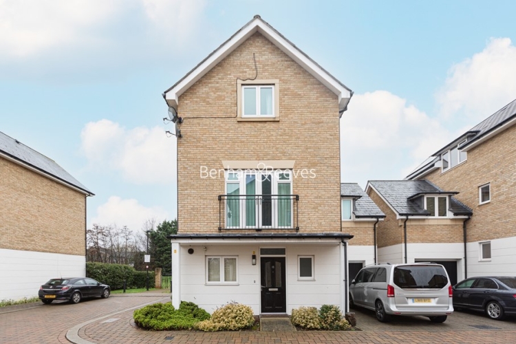 5  bedrooms house to rent in Marbaix Gardens, Isleworth, TW7-image 1