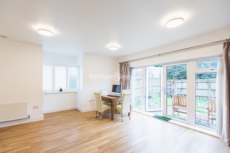 5 bedrooms house to rent in Marbaix Gardens, Isleworth, TW7-image 2