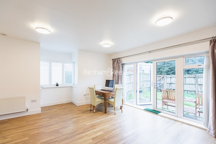 5  bedrooms house to rent in Marbaix Gardens, Isleworth, TW7-image 2