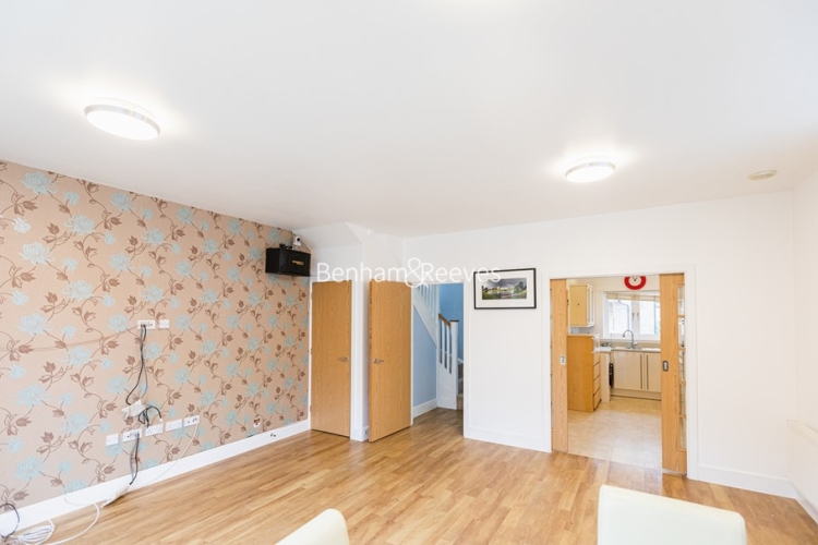 5  bedrooms house to rent in Marbaix Gardens, Isleworth, TW7-image 6