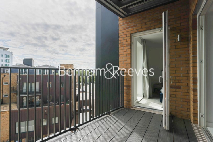 2  bedrooms flat to rent in Chaplin Court, Brentford, TW8-image 5