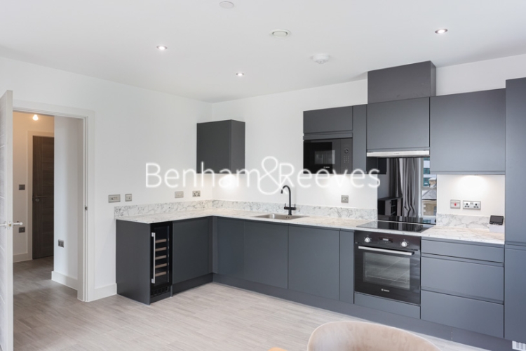 2  bedrooms flat to rent in Chaplin Court, Brentford, TW8-image 2
