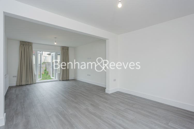 3  bedrooms flat to rent in Waters Road, Kingston, KT1-image 1