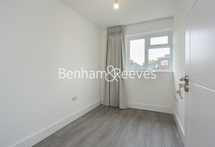 3  bedrooms flat to rent in Waters Road, Kingston, KT1-image 3