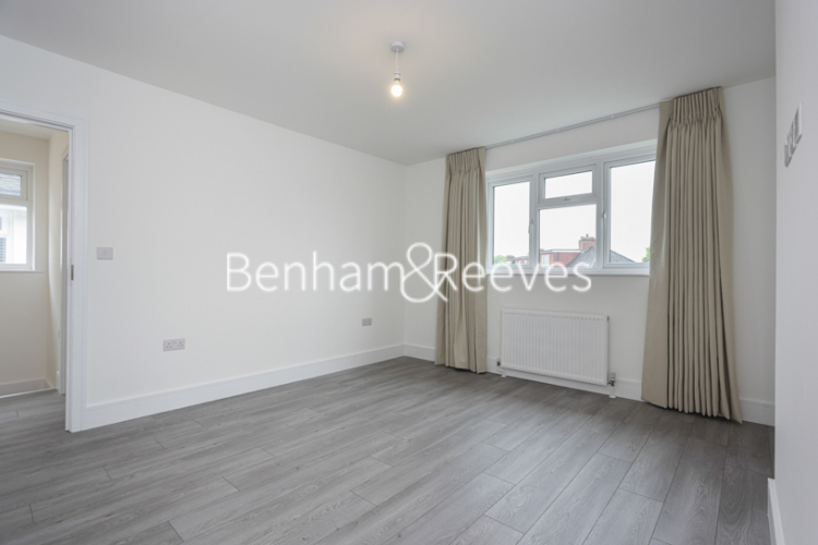 3  bedrooms flat to rent in Waters Road, Kingston, KT1-image 6