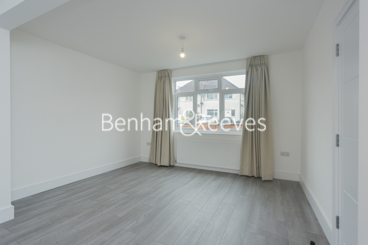 3  bedrooms flat to rent in Waters Road, Kingston, KT1-image 7