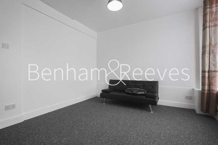4  bedrooms flat to rent in Station Road, Hounslow TW3-image 1