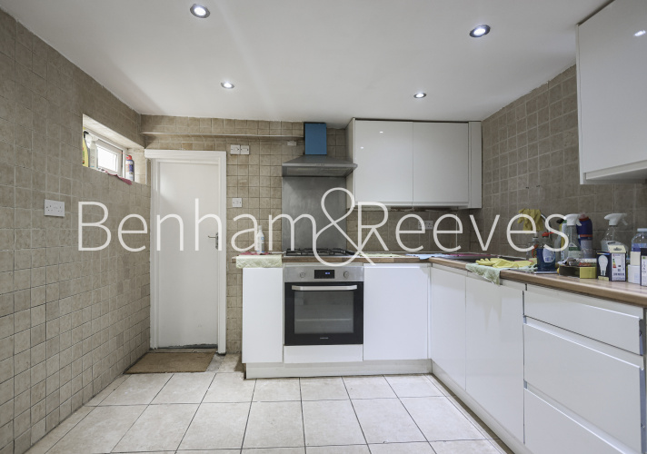 4  bedrooms flat to rent in Station Road, Hounslow TW3-image 2
