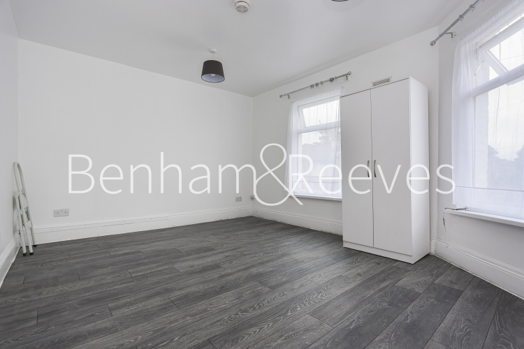 4  bedrooms flat to rent in Station Road, Hounslow TW3-image 3