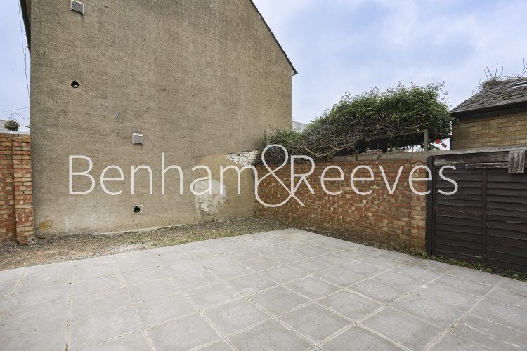 4  bedrooms flat to rent in Station Road, Hounslow TW3-image 5
