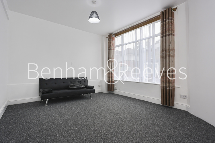 4  bedrooms flat to rent in Station Road, Hounslow TW3-image 7