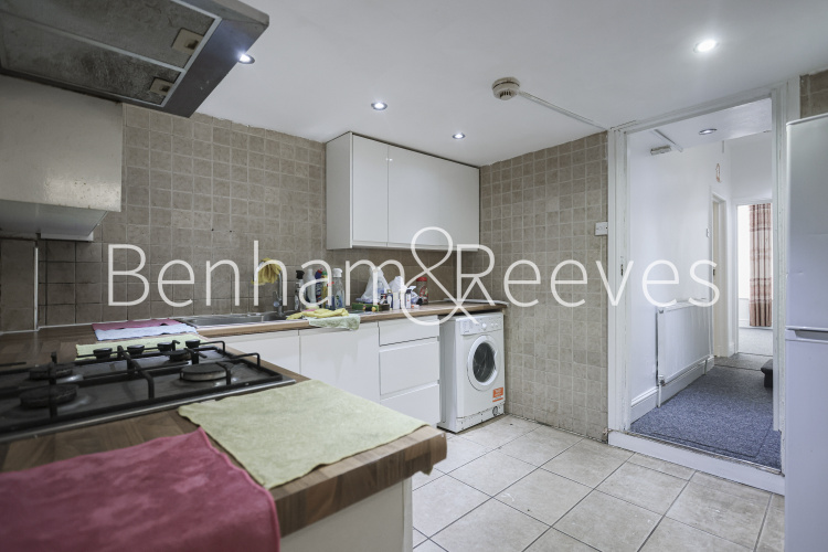 4  bedrooms flat to rent in Station Road, Hounslow TW3-image 8