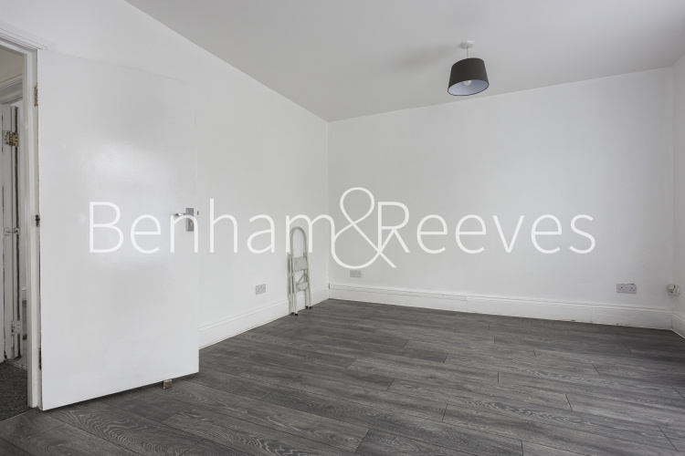 4  bedrooms flat to rent in Station Road, Hounslow TW3-image 9