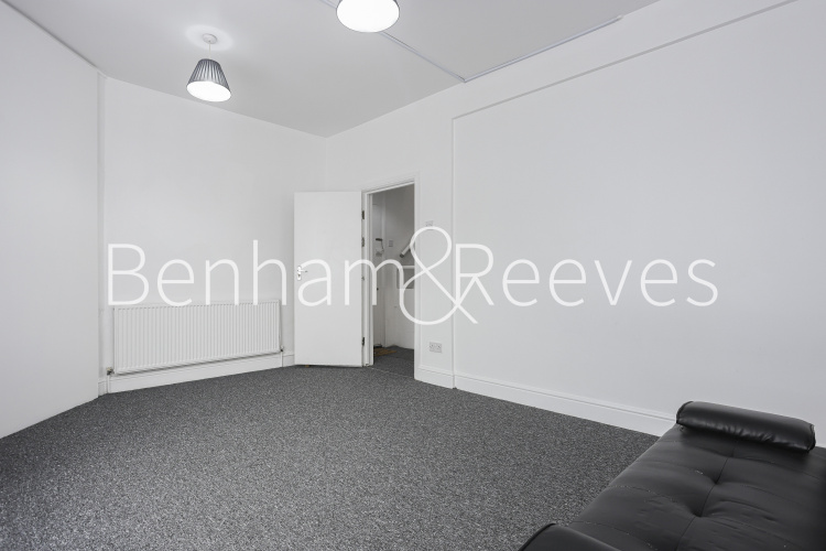 4  bedrooms flat to rent in Station Road, Hounslow TW3-image 11