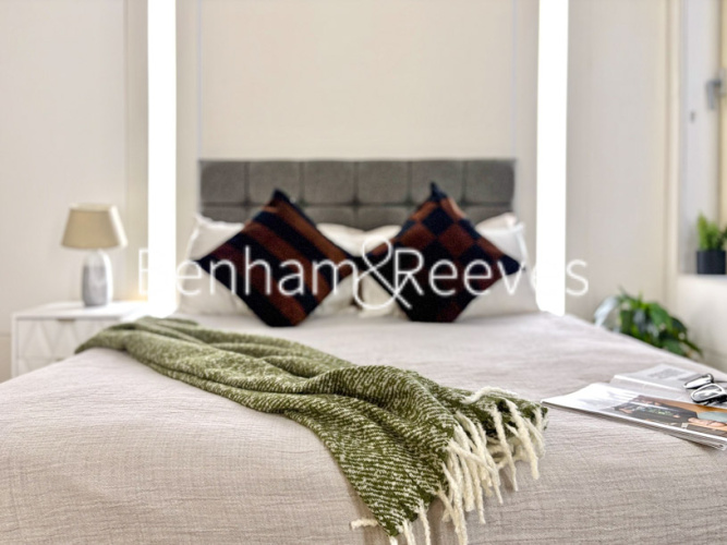 Studio flat to rent in Staines Road, Hounslow, TW3-image 2